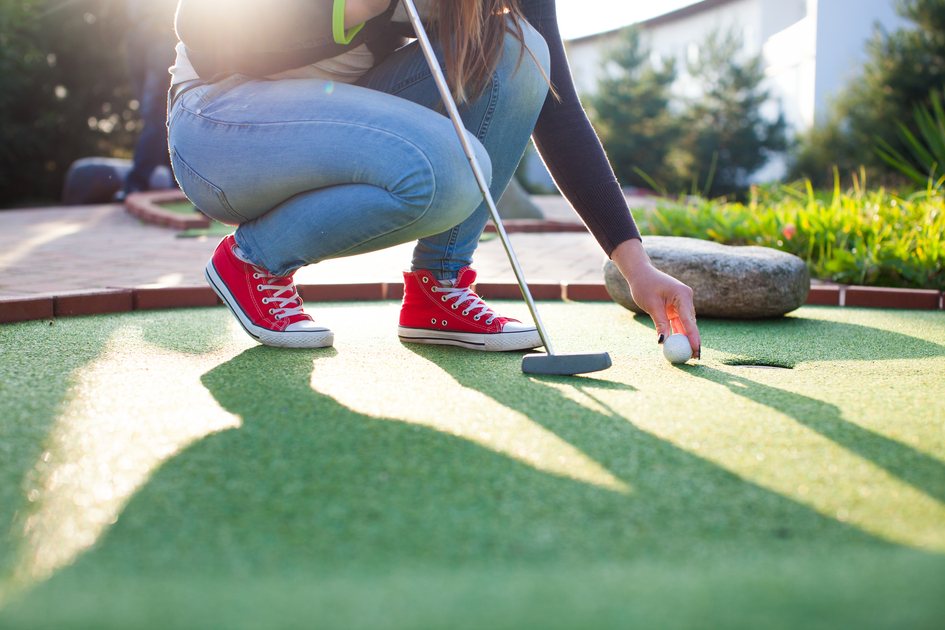 Young woman plays adventure/mini golf in summer evening | © Schilcherland Steiermark | AdobeStock_70570315