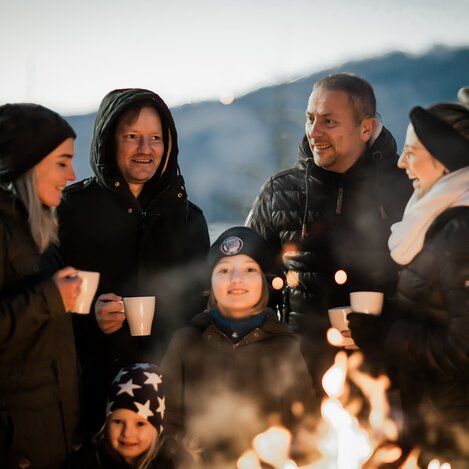 Wärmende Gespräche am Feuer | © Südsteiermark | AchromaticPhotography