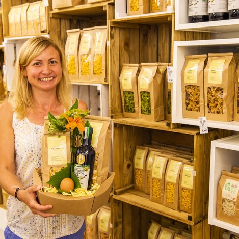 Nina Schweinzger mit Ihren Produkten | © AMA GENUSSREGION