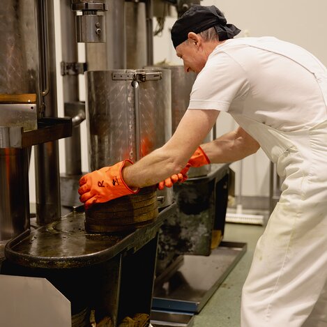 Herstellung von Kürbiskernöl | © Südsteiermark | Achromatic Photograhy