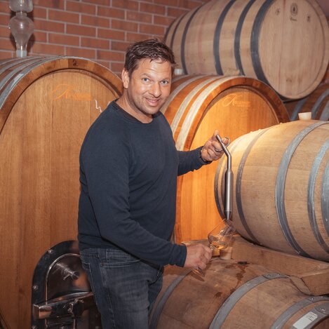 Harald Lieleg im Weinkeller | © Südsteiermark | Maximilian Gotthard