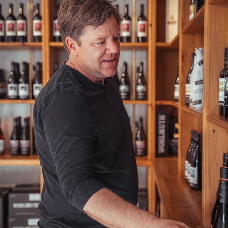 Gerhard J. Wohlmuth erklärt seine Weine | © Südsteiermark | Maximilian Gotthard