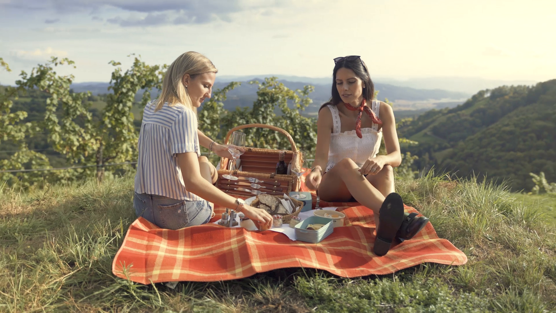 Ein Picknick im Weingarten in der Südsteiermark verspricht Genuss für die Augen und den Gaumen.