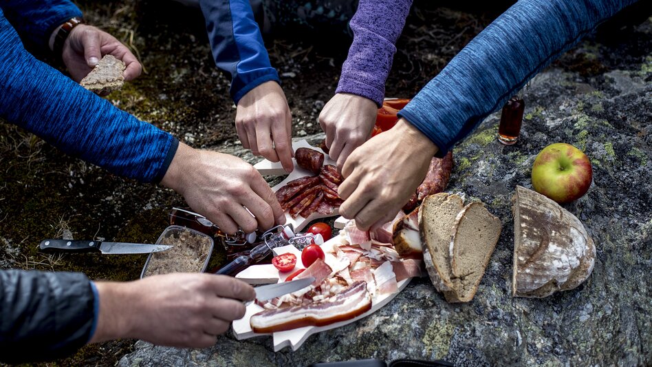 Bitte zugreifen: Jause beim Wandern | © Steiermark Tourismus | Tom Lamm