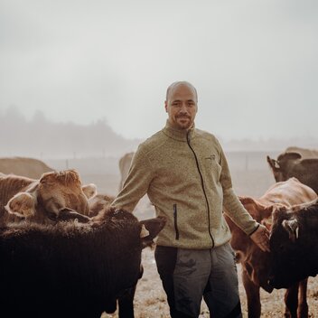 Lukas Kain auf seinem Biohof | © Genussreich | Freilichtmomente