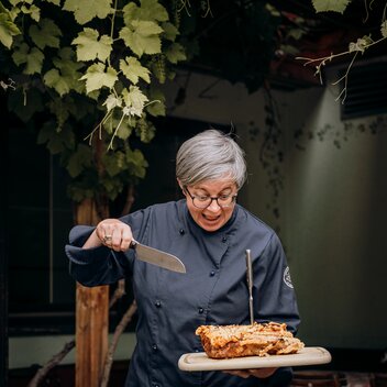 Ilse Blachfellner-Mohri mit ihrem berühmten Schweinsbraten | © Genussreich | Freilichtmomente