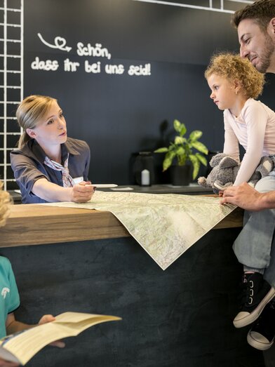 Service an der Rezeption | © JUFA Hotel | Harald Eisenberger