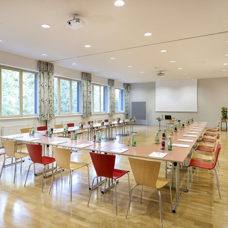 Seminarraum "Lärche" mit Terrasse im JUFA Hotel im Weitental / Bruck a.d. Mur | © Jufa Hotels | Harald Eisenberger