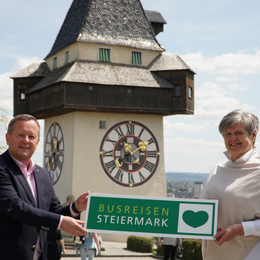 Übergabe von Busreisen Steiermark durch Erich Neuhold an Gabriele Grandl | © Busreisen Steiermark