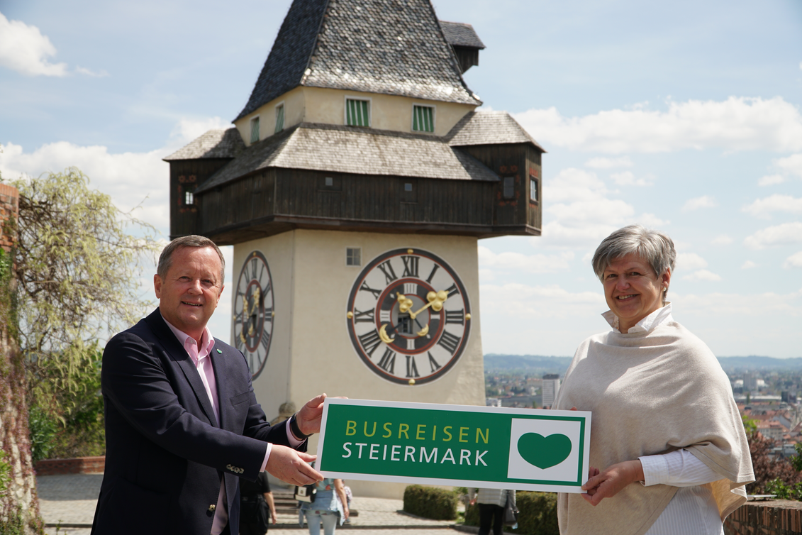 Übergabe von Busreisen Steiermark durch Erich Neuhold an Gabriele Grandl | © Busreisen Steiermark | Gabriele Grandl | © Busreisen Steiermark