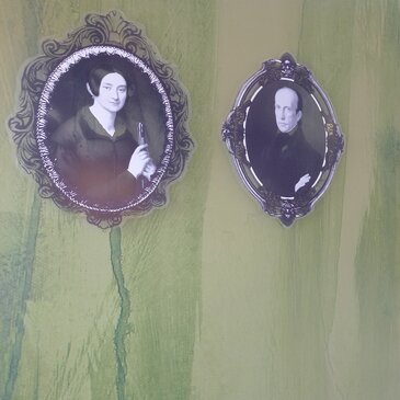 Wir entdecken Bilder vom steirischen Prinzen und Anna Plochl an der Wand | © Busreisen Steiermark