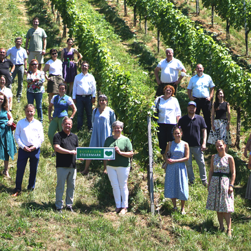 Gruppenfoto im Weingarten | © Busreisen Steiermark