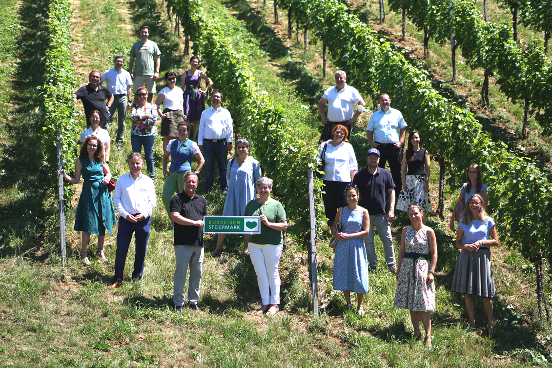 Gruppenfoto im Weingarten | © Busreisen Steiermark | Gabriele Grandl | © Busreisen Steiermark