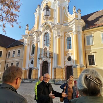 Begrüßung durch Pater August im Stift Rein | Gabriele Grandl | © Busreisen Steiermark