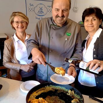 Johann Lafer kocht Kernöl-Eierspeis in der Berghofer Mühle | Gabriele Grandl | © Busreisen Steiermark