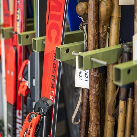 Schi und Stöcke warten auf den Transport | © Wintersportmuseum Mürzzuschlag | Hannes Nothnagl | © Wintersportmuseum Mürzzuschlag