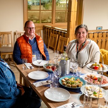 Buffet am Tisch beim Buschenschank Schneeberger | Friedinger | © Busreisen Steiermark