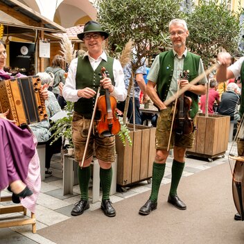 Steirische Musik mit der Knöpferlstreich am Trüffelmarkt | Friedinger | © Busreisen Steiermark