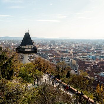 Traumhafter Blick vom Schlossberg auf den Uhrturm und die Grazer Dachlandschaft | Friedinger | © Busreisen Steiermark