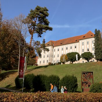 Spaziergang zu Schloss Piber und dem Lipizzaner Gestüt | Friedinger | © Busreisen Steiermark
