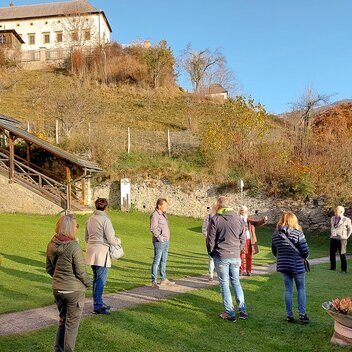 Mit einer Holzbotschafterin auf Führung durch die Stadt Murau | Friedinger | © Busreisen Steiermark