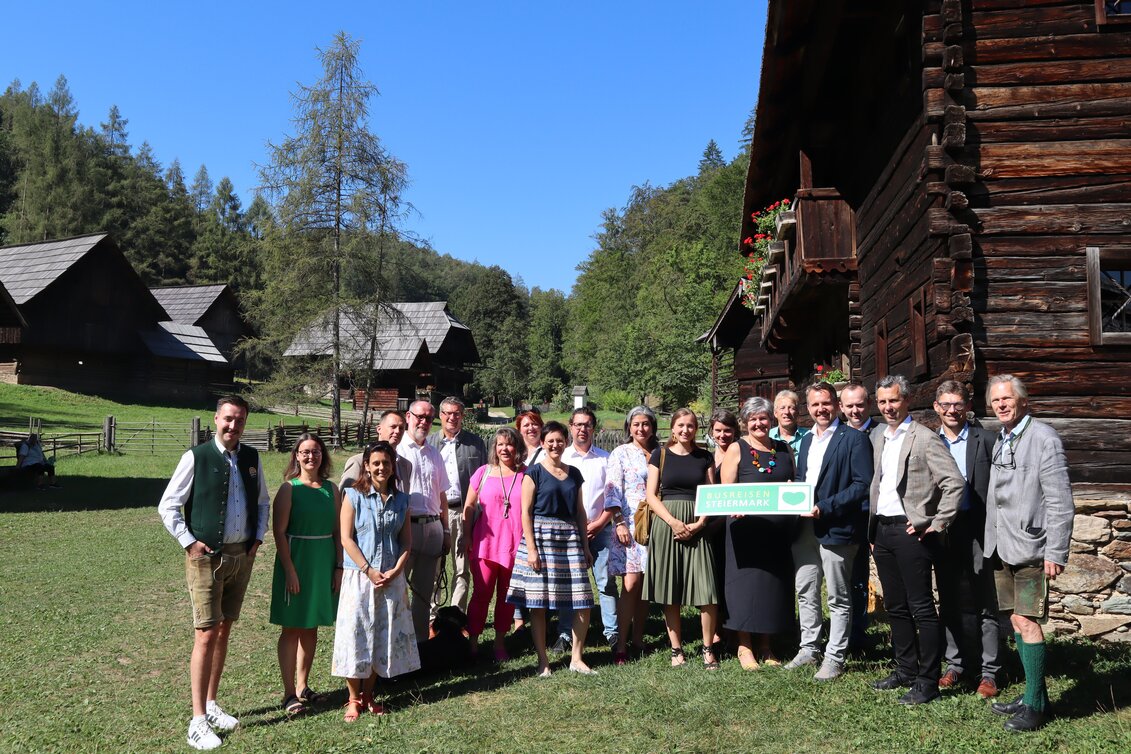 Gruppenfoto im Freilichtmuseum Stübing | © Busreisen Steiermark | Belinda Schagerl-Poandl | © Busreisen Steiermark