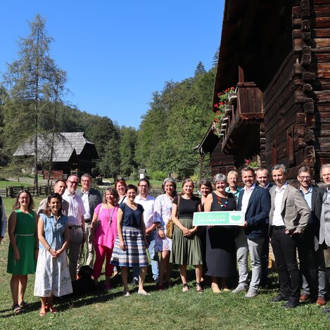 Gruppenfoto im Freilichtmuseum Stübing | © Busreisen Steiermark | Belinda Schagerl-Poandl | © Busreisen Steiermark