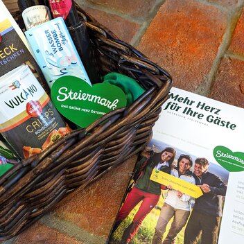 Steirisches Genusspaket und Katalog | Gabriele Grandl | © Busreisen Steiermark
