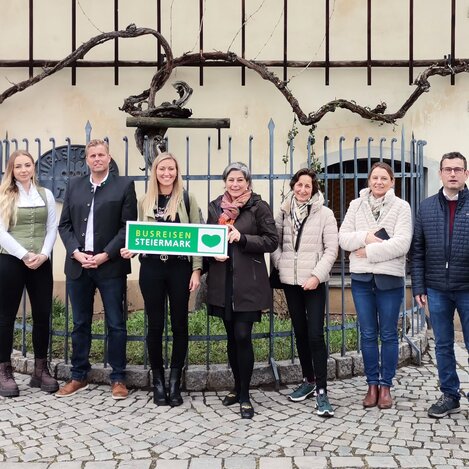 Gruppenfoto mit den Aussteller:innen beim Haus der alten Rebe in Marburg | © Busreisen Steiermark | M. Haberl Houska | © Busreisen Steiermark