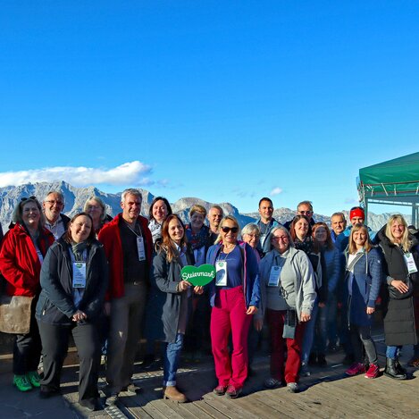 Gruppenfoto mit Blick auf den Dachstein | © Busreisen Steiermark | Barbara Friedinger | © Busreisen Steiermark