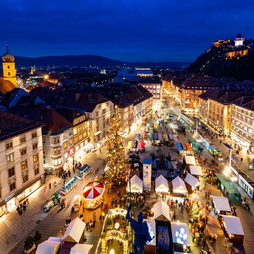 Blick auf den Adventmarkt am Hauptplatz von Graz mit dem Schlossberg im Hintergrund | © Graz Tourismus