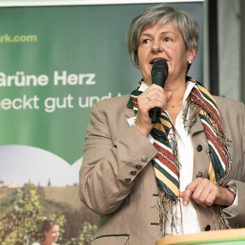Gabriele Grandl, Projektverantwortliche für Busreisen Steiermark, am Jubiläumsabend | Jesse Streibl | © STG
