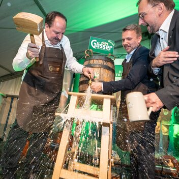 Gösser Bieranstich durch Johann Lafer und Michael Feiertag am Jubiläumsabend 25 Jahre Busreisen Steiermark | Jesse Streibl | © STG