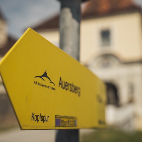 Wegweiser am Wanderweg vor Schloss Kornberg | © Steirisches Vulkanland | Bernhard Bergmann | © Steirisches Vulkanland
