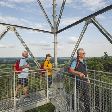 Wandergruppe auf der Aussichtswarte Frutten-Gießelsdorf | © Steirisches Vulkanland