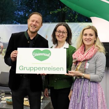 vlnr. Hotel Spirodom (Herr Petzner-Gumbo), Gruppenreisen Steiermark (Frau Friedinger), Schloss Kornberg (Frau Schnuderl-Heinzle) | L. Stranz | © Gruppenreisen Steiermark