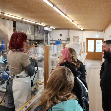 Faszination Handwerk beim Eiswürfelschleifen | © Gruppenreisen Steiermark | B. Friedinger | © Gruppenreisen Steiermark