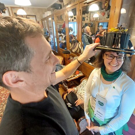 Sieht aus wie ein Hut, doch ist ein Kopfformabnehmer | © Gruppenreisen Steiermark | Ronald Berlinghoff | © Gruppenreisen Steiermark