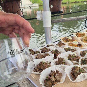 Regionaler Mittagsimbiss am Floß vom Gut Schlossberg | Gabriele Grandl | © Gruppenreisen Steiermark