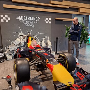 Ganz schön eng in einem Formel-1-Auto | B. Friedinger | © Gruppenreisen Steiermark