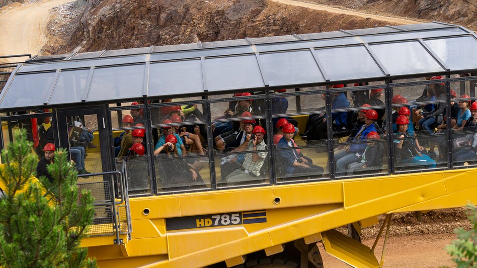 Vom Hauly aus hat die Gruppe einen atemberaubenden Ausblick auf den Erzberg | © Abenteuer Erzberg