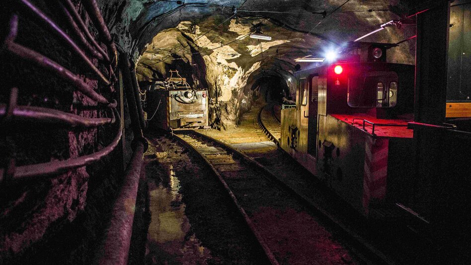 Zwei Loks im Schaubergwerk | © VA Erzberg