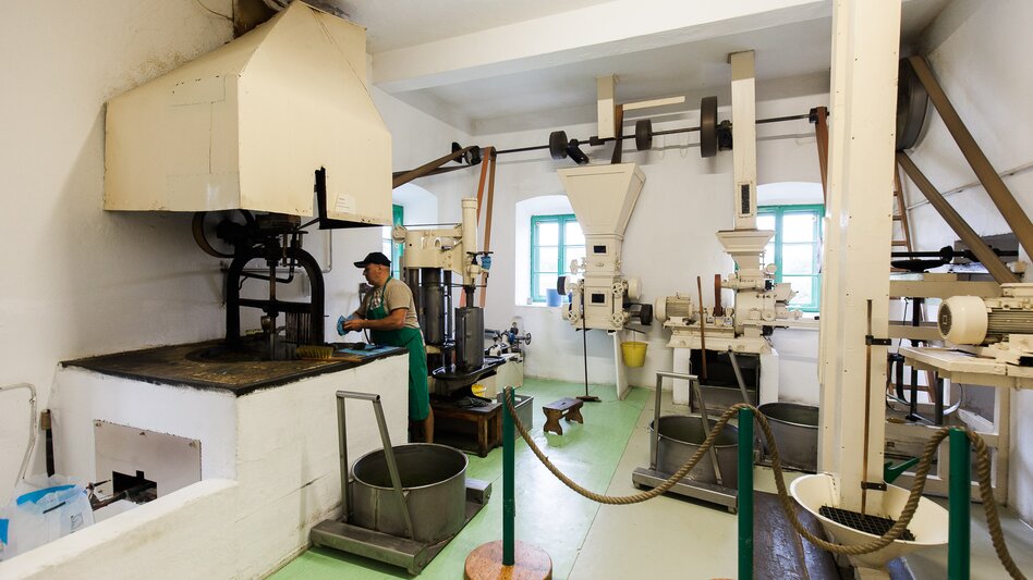 Auf traditionelle Art wird in der Ölmühle das steirische Kürbiskernöl gewonnen | © Busreisen Steiermark