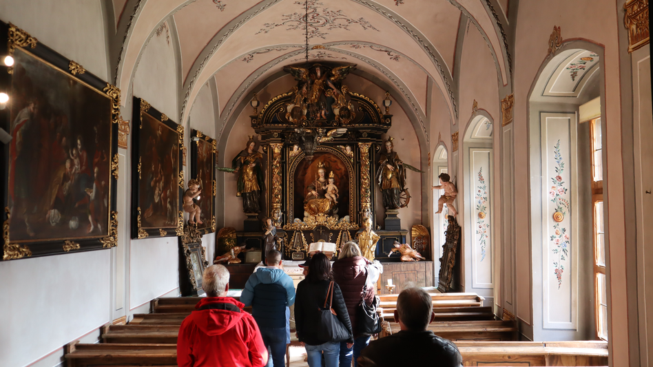 Besichtigung der Kirche im Rahmen der Burgführung | © Busreisen Steiermark