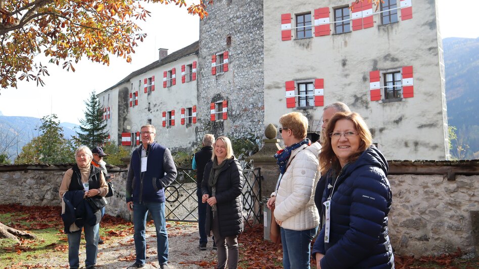 Empfang der Gruppe auf Burg Strechau | © Busreisen Steiermark