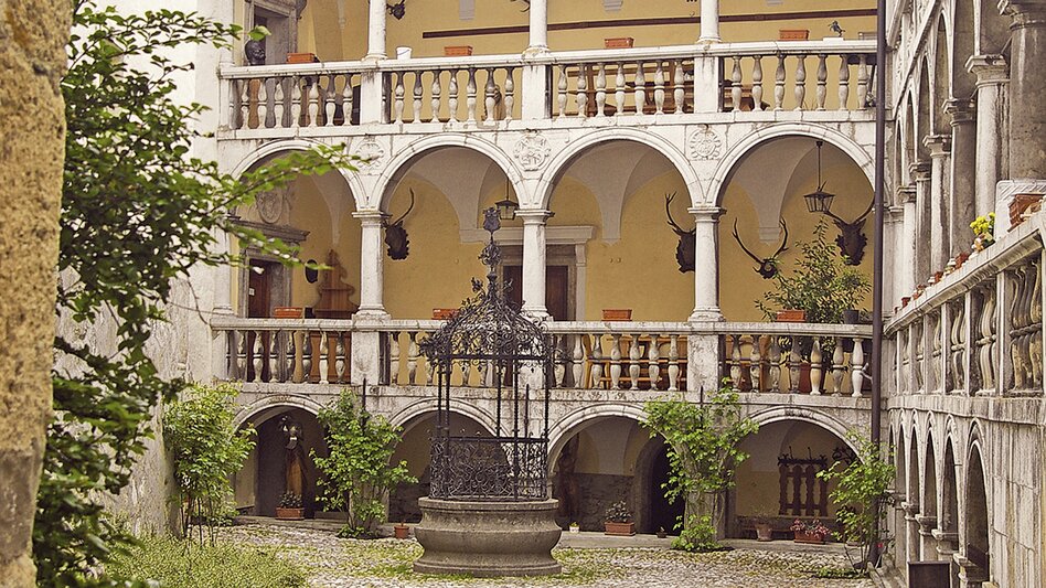 Burg Strechau - Hofansicht mit Arkaden | © Boesch Privatstiftung