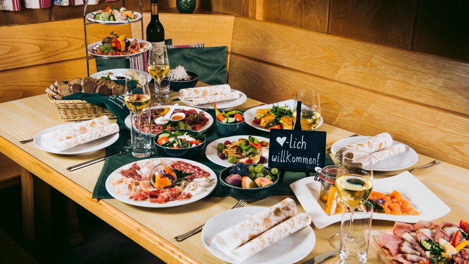 Buffet am Tisch | © Weingut Schneeberger