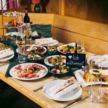 Buffet am Tisch | Christopher Mavric | © Weingut Schneeberger