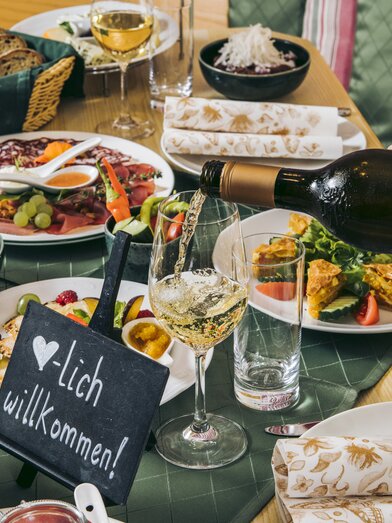 Buffet am Tisch | C. Mavric | © Buschenschank Schneeberger