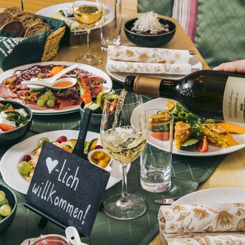 Buffet am Tisch | C. Mavric | © Buschenschank Schneeberger